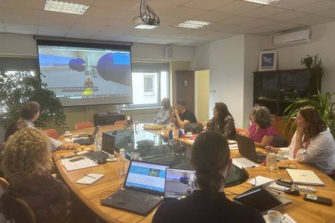 Participantes del proyecto en la reunión de este mes, con imágenes de los desafíos virtuales.